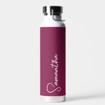 Personalisierte Insulinflasche - Burgund Trinkflasche<br><div class="desc">Bleibe stilvoll und hydriert mit dieser personalisiert isolierten Flasche, mit Ihrem individuelle Name in elegantem Weiß-Drehbuch auf einem reichhaltigen bordeauxfarbenen Hintergrund. Mit seiner Doppelwandkonstruktion behalte diese Flasche stundenlang kalte oder heiße Getränke, die sich perfekt für den täglichen Gebrauch am Arbeitsplatz, im Fitnessraum oder unterwegs eignen. Das minimalistische Design fügt eine...</div>