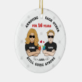 Personalisierte junge Verzierungen, die sich gegen Keramik Ornament (Rechts)