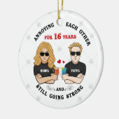 Personalisierte junge Verzierungen, die sich gegen Keramik Ornament (Links)