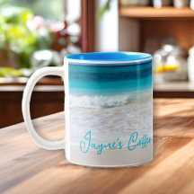 Personalisierte Kaffee-Tasse im tropischen Strand