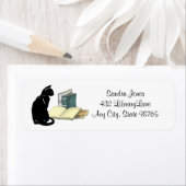 Personalisierte Katze und Bücher geben das Adresse (Insitu)