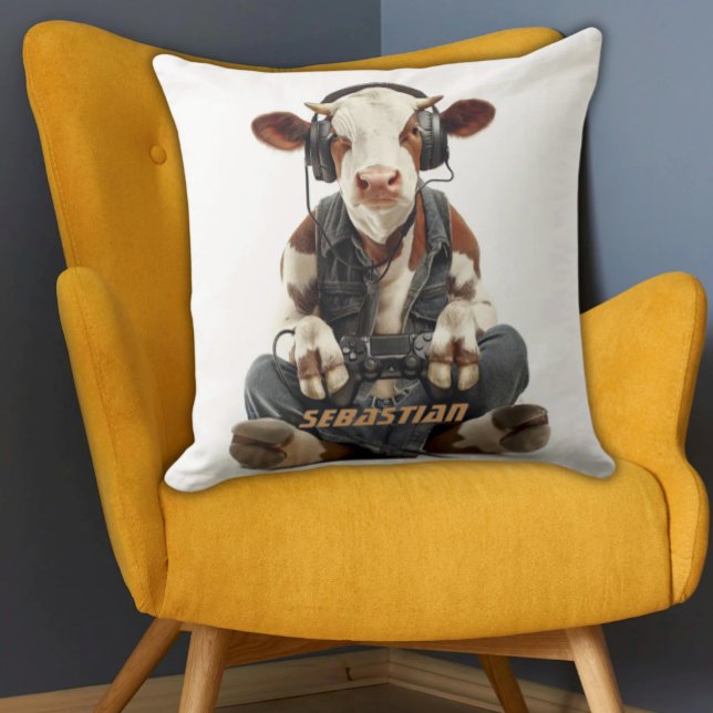 Personalisierte KatzenGamer Kuh für Kinder Kissen (Funny Cow playing video games wearing jeans and headphones white personalized kids pillow)