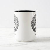 Personalisierte keltische Tasse, schottische Gesch Zweifarbige Tasse (Mittel)