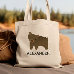 Personalisierte Kids von "Adventure Brown Bar" Tragetasche<br><div class="desc">Der Kindertotensack für Tierliebhaber zeigt eine niedliche Abbildung eines braunen Bären. Personalisieren Sie es mit dem Namen Ihres Kindes in schwarzen Buchstaben. Macht eine tolle Büchertasche für Jungen oder Mädchen!</div>