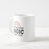 Personalisierte Kindergarten-Magie geschieht hier Kaffeetasse (Vorderseite Links)
