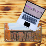 Personalisierte Kinzua Bridge Staat Park Bridge Schreibtischunterlage<br><div class="desc">Genießen Sie auf Ihrem Schreibtisch einen schönen,  farbenfrohen Blick auf den KINZA-Bridge-Skywalk,  während Sie Ihren geschäftlichen Tag am Computer oder in der Werkstatt verbringen.</div>