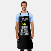 Personalisierte KÖNIGIN DER KÜCHE MAMA Schwarze Sc Schürze (Getragen)