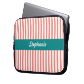 Personalisierte Korallenrosa und weiße Streifen Laptopschutzhülle (Vorderseite Links)