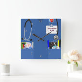 Personalisierte Krankenschwester scheuert sich im Quadratische Wanduhr (Zuhause)