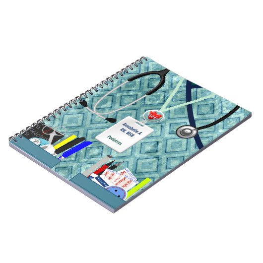 Personalisierte Krankenschwester steckt Blaues u. Notizblock (Linke Seite)