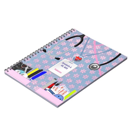 Personalisierte Krankenschwester steckt Rosa u. Notizblock (Linke Seite)