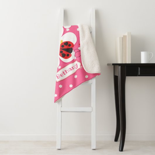 Personalisierte Ladybugs, rosa Sherpadecke (Beispiel)