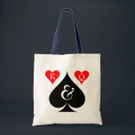 Personalisierte Las- Vegashochzeits-Taschentasche Tragetasche<br><div class="desc">Personalisierte Las- Vegashochzeits-Party-Taschentasche. Karoass Pokerhochzeits-Taschentasche mit König und Königin der Herzen. Personalizable Monogrammbuchstabe für Braut und Bräutigam. Niedliche Idee für Braut,  Brautjungfern,  Blumenmädchen,  Trauzeugin ETC….</div>