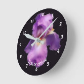 Personalisierte Lavendel-Bartirisblüte   Runde Wanduhr (Winkel)