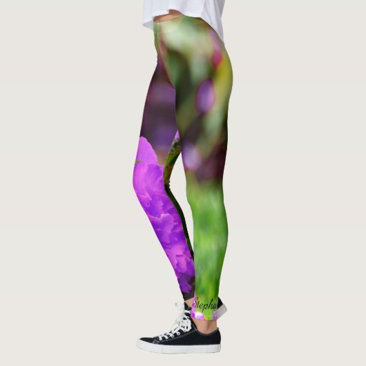 Personalisierte Leggings, violette Blumen Leggings (Links)