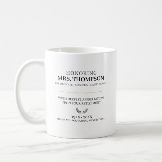 Personalisierte Lehrerruhestands-Typografie Kaffeetasse (Links)