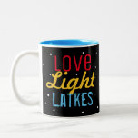 Personalisierte Liebe Light Latkes Hanukkah Funny Zweifarbige Tasse<br><div class="desc">Liebe Light Latkes Black Hanukkah Funny Zitat Zwei-Töne-Tasse wird Ihre Familie Hanukkah Party aufhellen! Warum nicht für jeden Gast einen machen - und als Platzkarte nutzen? Dieses farbenfrohe, humorvolle Sprichwort hebt sich wirklich von der schwarzen Sternengeschichte ab. Sicher, Freunde und Familie lächeln zu machen. Enthält Platz für Ihren Namen oder...</div>