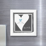 Personalisierte Liebesvögel Blaues Herz Magnet<br><div class="desc">Das Produktdesign besteht aus zwei weißen Tauben,  die sich auf ein hellblaues Herz richten. Weiße Tauben sind Symbole für Liebe,  Glück,  Frieden und Wohlstand. Diese einfache Vogelillustrierung macht einen niedlichen,  modernen und einzigartigen Magneten mit personalisiertem Text für Hochzeiten,  Jubiläum oder andere romantische Anlässe.</div>