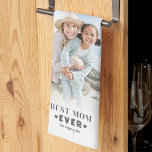 Personalisierte Mama Geschirrtuch<br><div class="desc">Personalisierte Beste Mama je 7-Foto Collage Küchentuch. Dieses Küchentuch ist ein Geschenk für die Mama, das den Alltag mit persönlichen Erinnerungen verbindet. Das Design zeichnet sich durch ein 7-Foto-Collage-Layout aus, das perfekt dazu geeignet ist, Lieblingsmomente in einem sauberen und modernen Look zu präsentieren. "Beste Mama je" wird in fett formatierten...</div>