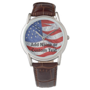 Personalisierte Männerbeobachtung unter amerikanis Armbanduhr
