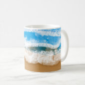Personalisierte Meereswellen, die am Sandstrand ab Kaffeetasse (VorderseiteRechts)