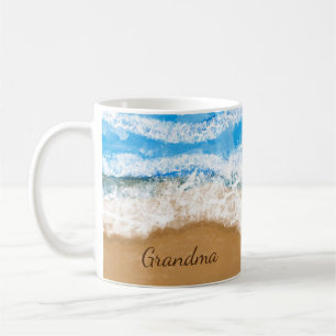 Personalisierte Meereswellen, die am Sandstrand ab Kaffeetasse