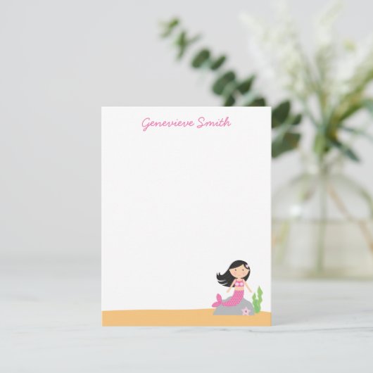 Personalisierte Meerjungfrau | Schwarzes Haar rosa Einladung (Stehend Vorderseite)