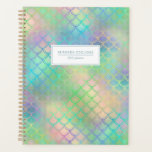 Personalisierte Mermaid-Scales-Regenbogenschimmer  Planer<br><div class="desc">Ein trendiger,  farbenfroher Planer mit einem schimmernden Mermaid-Muster in pastellfarbenen Regenbogenfarben. Personalisieren Sie es mit Ihrem Namen und dem Jahr oder anderen Text Ihrer Wahl in Pastellblau auf einem weißen Rechteck.</div>
