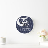 Personalisierte Mermaid White Navy mit Monogramm  Runde Wanduhr (Zuhause)