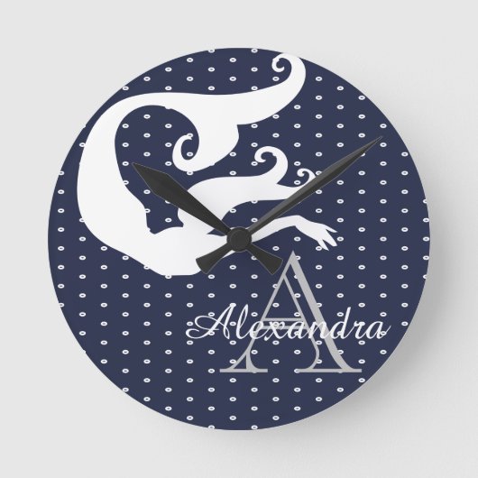 Personalisierte Mermaid White Navy mit Monogramm  Runde Wanduhr (Vorderseite)