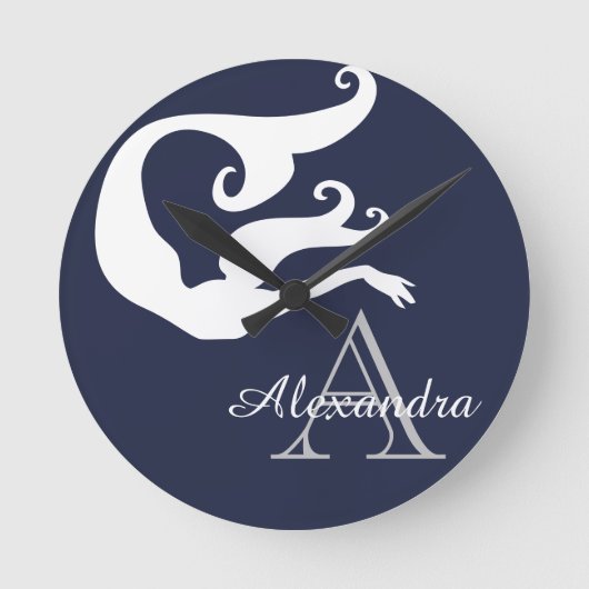 Personalisierte Mermaid White Navy mit Monogramm Runde Wanduhr (Vorderseite)