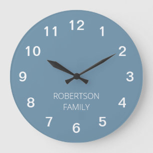 Personalisierte minimalistische staubblaue Wanduhr