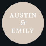 Personalisierte Moderne Beige Wedding Classic Roun Runder Aufkleber<br><div class="desc">Karo diese niedlichen modernen Aufkleber für deine Hochzeit aus. Sie verfügen über einen hübschen Farbhintergrund, ein niedliches Skript und anpassbare Namen für Braut und Bräutigam, um ihren eigenen Namen hinzuzufügen. Passen Sie den Text so an, wie Sie möchten, um Ihre Hochzeitsvibe zu erfüllen. Perfekt für alle Hochzeitsbedürfnisse Produkte wie danke...</div>