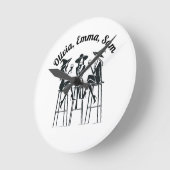 Personalisierte, moderne, elegante Hexen Weinbar Runde Wanduhr (Winkel)