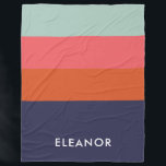Personalisierte, moderne Farbblockstreifen Fleecedecke<br><div class="desc">Ein moderner geometrischer Farbblock gestreift in einer fett-farbigen Palette aquamariner,  roter,  dunkelrosa und marineblau,  personalisiert mit Ihrem Namen.</div>