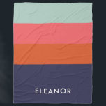 Personalisierte, moderne Farbblockstreifen Fleecedecke<br><div class="desc">Ein moderner geometrischer Farbblock gestreift in einer fett-farbigen Palette aquamariner,  roter,  dunkelrosa und marineblau,  personalisiert mit Ihrem Namen.</div>