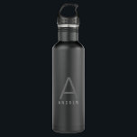 Personalisierte moderne, schlichte Schwarze Monogr Edelstahlflasche<br><div class="desc">Subtil Personalisierte Name und Initial Letter Stainless Steel Water Flasche mit einer Custom Monogram in einem modernen und minimalen klassischen Sans Serif Schriftart für ein einfaches, aber raffiniertes und männliches Aussehen. Auf einer matten Flasche mit schwarzem Wasser grau dargestellt, können die Textfarben und Schriftart geändert werden, und mehrere Flaschenfarben sind...</div>