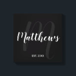 Personalisierte moderne Script-Monogramm und Famil Leinwanddruck<br><div class="desc">Personalisiertes Monogramm und Familiennamensgeschenk mit Familiennamen in weißem,  modernem Script Schriftart Stil und Monogramm in grauem,  modernem Script Schriftart Stil als Hintergrund mit festem Jahr in weißen Sans Serif Schriftart Stil auf schwarzem Hintergrund. Perfekt als Geschenk für Neuvermählte,  Familiengeschenk,  Familienspass und Wiedersehen für alle besondere Anlässe.</div>