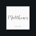 Personalisierte moderne Script-Monogramm und Famil Leinwanddruck<br><div class="desc">Personalisiertes Monogramm und Familiennamensgeschenk mit Familiennamen in grauem,  modernem Script Schriftart Stil und Monogramm in hellgrauem,  modernem Script Schriftart Stil als Hintergrund mit einem Jahr in Grausans Serif Schriftart Stil auf weißem Hintergrund. Perfekt als Geschenk für Neuvermählte,  Familiengeschenk,  Familienspass und Wiedersehen für alle besondere Anlässe.</div>