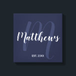 Personalisierte moderne Script-Monogramm und Famil Leinwanddruck<br><div class="desc">Personalisiertes Monogramm und Familiennamensgeschenk mit Familiennamen in weißem,  modernem Script Schriftart Stil und Monogramm in hellblau modernen Drehbuch-Schriftart Stil als Hintergrund mit etablierten Jahr in weißen Sans Serif Schriftart Stil auf marineblau Hintergrund. Perfekt als Geschenk für Neuvermählte,  Familiengeschenk,  Familienspass und Wiedersehen für alle besondere Anlässe.</div>