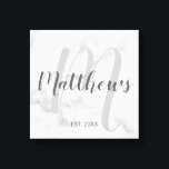 Personalisierte moderne Script-Monogramm und Famil Leinwanddruck<br><div class="desc">Personalisiertes Monogramm und Familiennamensgeschenk mit Familiennamen in grauem,  modernem Script Schriftart Stil und Monogramm in hellgrauem,  modernem Script Schriftart Stil als Hintergrund mit einem Jahr in Grausans Serif Schriftart Stil auf weißem Marmor Hintergrund. Perfekt als Geschenk für Neuvermählte,  Familiengeschenk,  Familienspass und Wiedersehen für alle besondere Anlässe.</div>