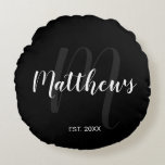 Personalisierte moderne Script-Monogramm und Famil Rundes Kissen<br><div class="desc">Personalisiertes Monogramm und Familiennamensgeschenk mit Familiennamen in weißem,  modernem Script Schriftart Stil und Monogramm in grauem,  modernem Script Schriftart Stil als Hintergrund mit festem Jahr in weißen Sans Serif Schriftart Stil auf schwarzem Hintergrund. Perfekt als Geschenk für Neuvermählte,  Familiengeschenk,  Familienspass und Wiedersehen für alle besondere Anlässe.</div>