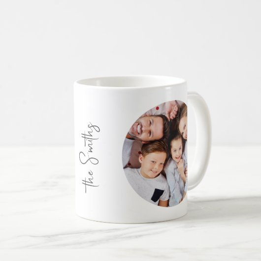 Personalisierte moderne Skriptfamilie Name zwei Fo Kaffeetasse (VorderseiteRechts)