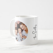 Personalisierte moderne Skriptfamilie Name zwei Fo Kaffeetasse (Vorderseite Links)