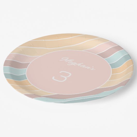 Personalisierte, moderne Sommerfarben Pappteller (Schrägansicht)