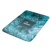 Personalisierte Monogram Türkis Sea Waves Badematte (Schrägansicht)