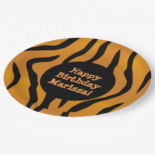 Personalisierte Monogram Wild Thing Tiger Streifen Pappteller (Schrägansicht)