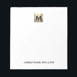 Personalisierte Monogramm aus Weiß und Gold Notizblock<br><div class="desc">Mit diesem eleganten personalisierten Notizblock mit einem goldfarbenen Monogramm aus gebürstetem Metall und einem Namen in klassischer Blocktypografie. Dieses Notizblock ist perfekt für Notizen, Aufgabenlisten oder das Schreiben von Gedanken. Es ist ein Muss für jeden, der Stil und Funktionalität schätzt. Ob für sich selbst oder als Geschenk für einen Freund...</div>