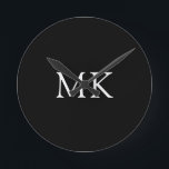 Personalisierte Monogramm-Initialen Modernes Schwa Runde Wanduhr<br><div class="desc">Personalisierte Monogram Initials Moderne Schwarze Uhr. Zwei Buchstaben erste Monogramm in klassisch weiß auf schwarz in einem zeitlosen Design, dass er genießen wird - wäre ein hervorragendes Geschenk für Vatertag, Geburtstag, Urlaub, Abschluss, Werbeaktion, oder jeden besondere Anlass. Hervorragend für Zuhause- oder Bürodekoration. Personalisieren Sie mit Ihrem eigenen Text. Besuchen Sie...</div>