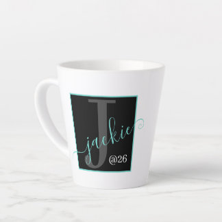 Personalisierte Monogramm-Skriptname Latte-Tasse  Milchtasse